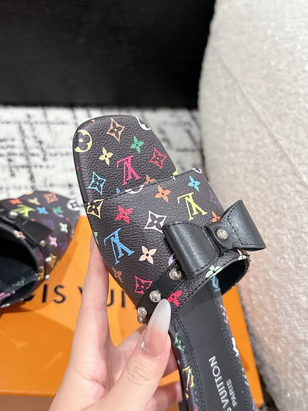 👟👟Ex-factory price 480👟👟 LouisVuitton 25/ Spring and summer new style black and white three-color cat-heeled flat sandals. It is difficult not to doubt whether it borrowed from the Tang Dynasty's Tang Sancai as a basis and innovated it into the classic LV logo. It used color and the large area of ​​​​the upper color as a contrast to create the white or black three-color element style of the upper, creating another classic style! Super greasy on feet! Indescribable fashion! It’s easy to match every day, and it’s very relevant to the changes and development of the times! Kitten heels are super easy to wear and give your feet a full summer vibe!  ✔️Material: original customized fabric ✔️Inner lining: cow lining ✔️Outsole: genuine leather outsole imported from Italy ✔️Size: #35-41 (40.41 customization is not returnable)